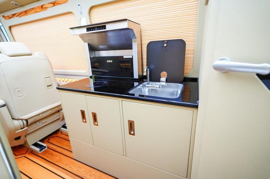 优惠多少钱 6座带床带卫生间新款落地价pg电子中文模拟器丰田考斯特房车版最新(图1)