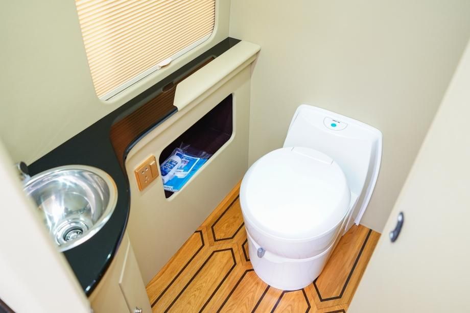 优惠多少钱 6座带床带卫生间新款落地价pg电子中文模拟器丰田考斯特房车版最新(图2)