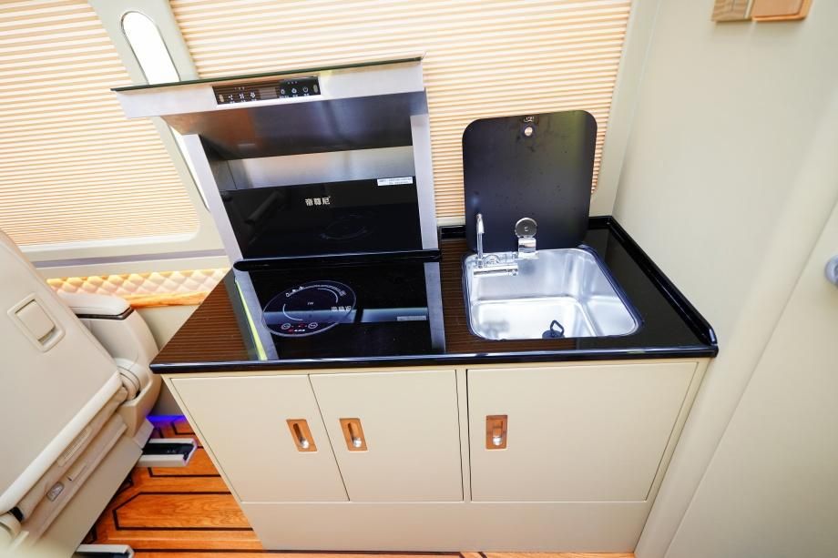 优惠多少钱 6座带床带卫生间新款落地价pg电子中文模拟器丰田考斯特房车版最新(图3)